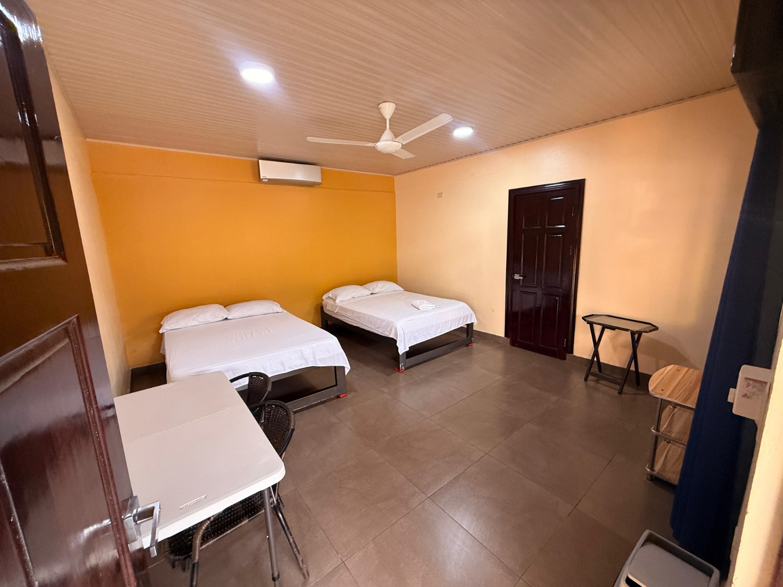 Habitación amplia con piso de cerámica y mesa