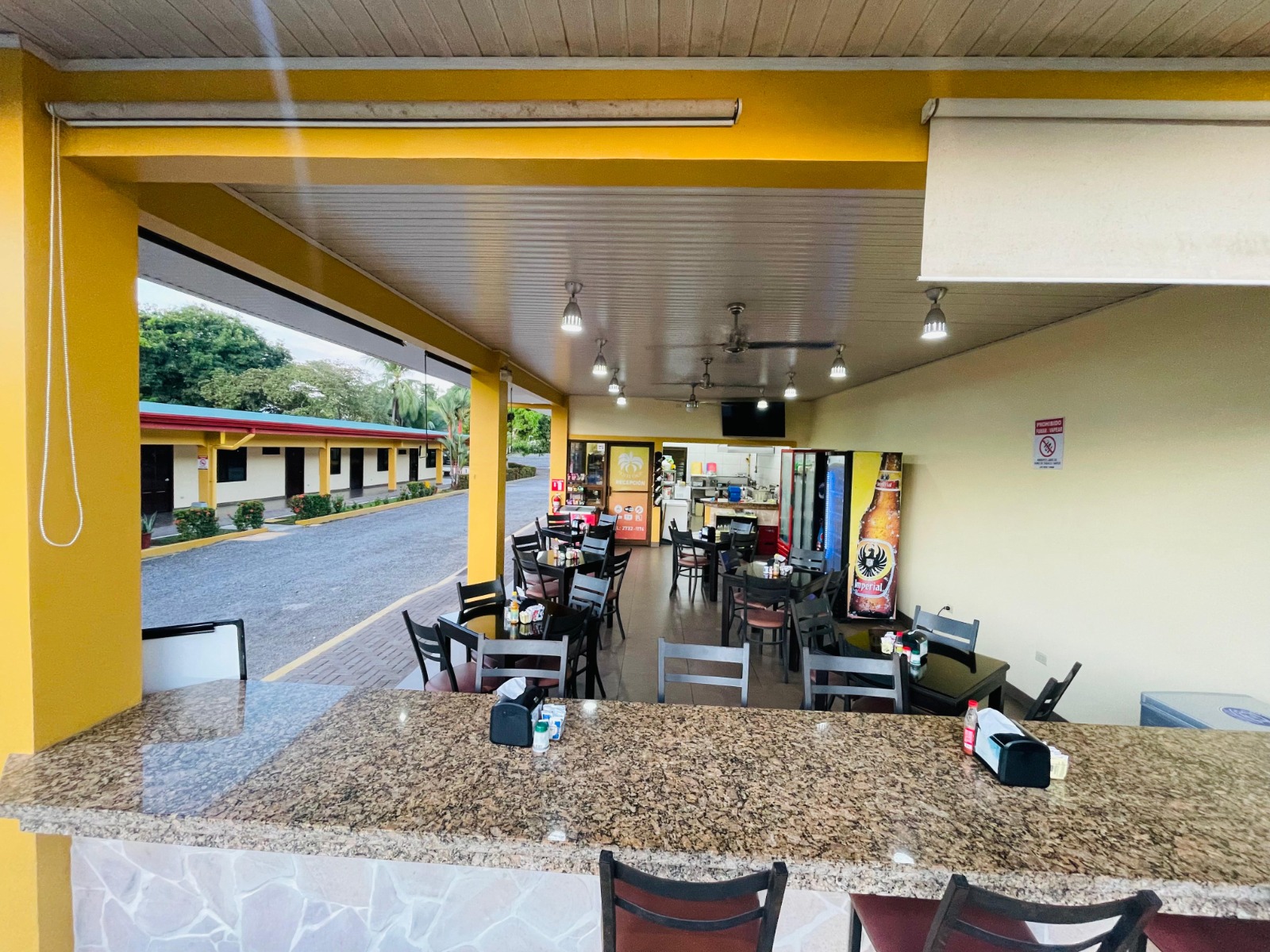 Terraza abierta del restaurante con barra de granito